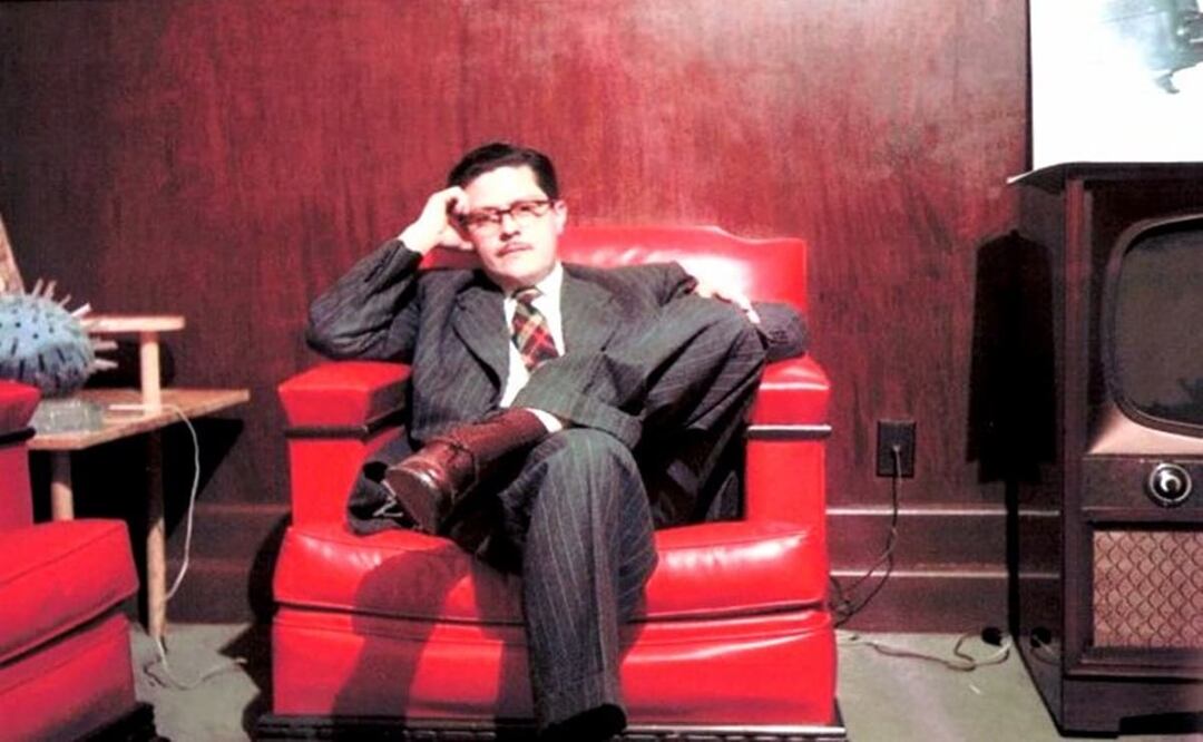 El ingeniero Guillermo González Camarena en su despacho, quien legó al mundo la tecnología para transmitir televisión a color. Wikimedia Commons.