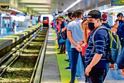 Van 64 denuncias ante FGJ por bajar a vías del Metro