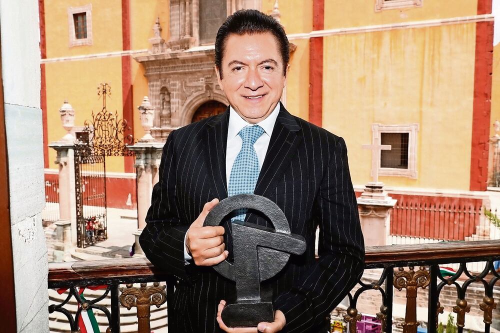 Francisco Araiza muestra el reconocimiento que le entregó el Festival Internacional Cervantino ()YADÍN XOLALPA. EL UNIVERSAL