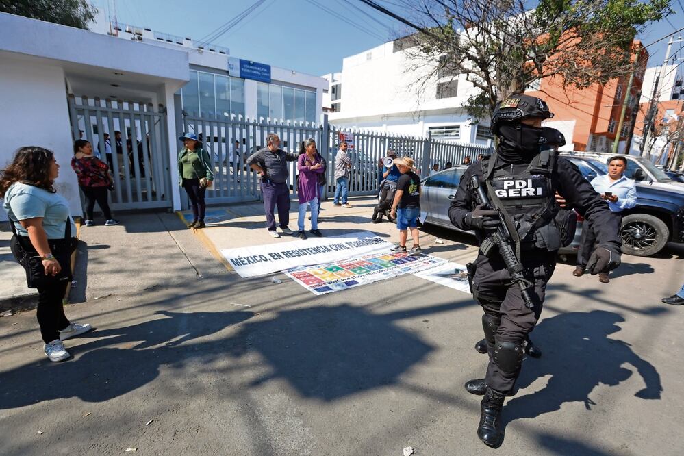 Familiares de los 18 arrestados en la marcha del sábado esperan afuera de la Coordinación Territorial Cuh-1 de la fiscalía capitalina. Foto: Francisco Rodríguez / EL UNIVERSAL