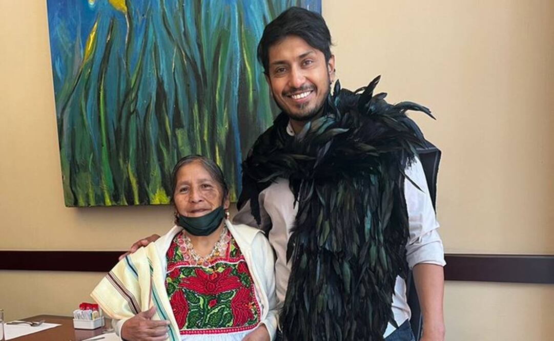 La artesana Feliciana y Tenoch Huerta. Foto: Tomada de twitter
