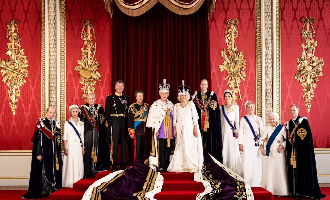 Foto oficial de la familia real británica tras la coronación del sábado 6 de mayo, en Londres. FOTO: TWITTER @RoyalFamily
