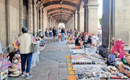 Indígenas venden en el Zócalo y sus alrededores