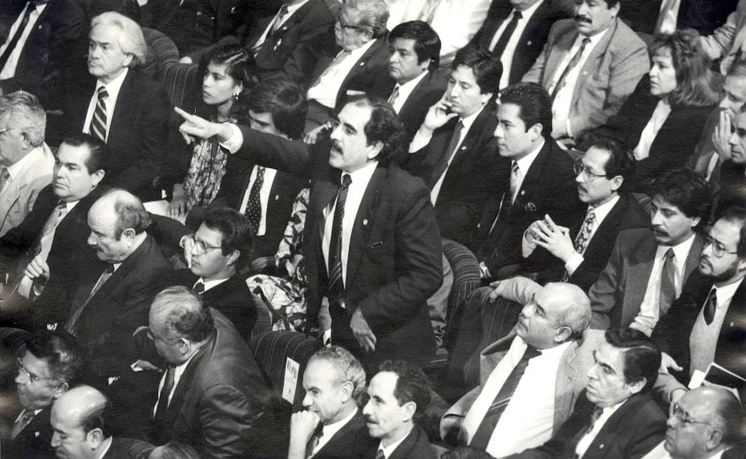Pablo Gómez (centro), del PRD, interpeló al primer mandatario en una sesión de noviembre de 1990. Foto: Archivo / EL UNVERSAL