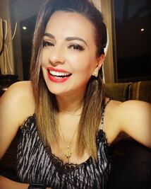 Cecilia Galliano impacta con escote