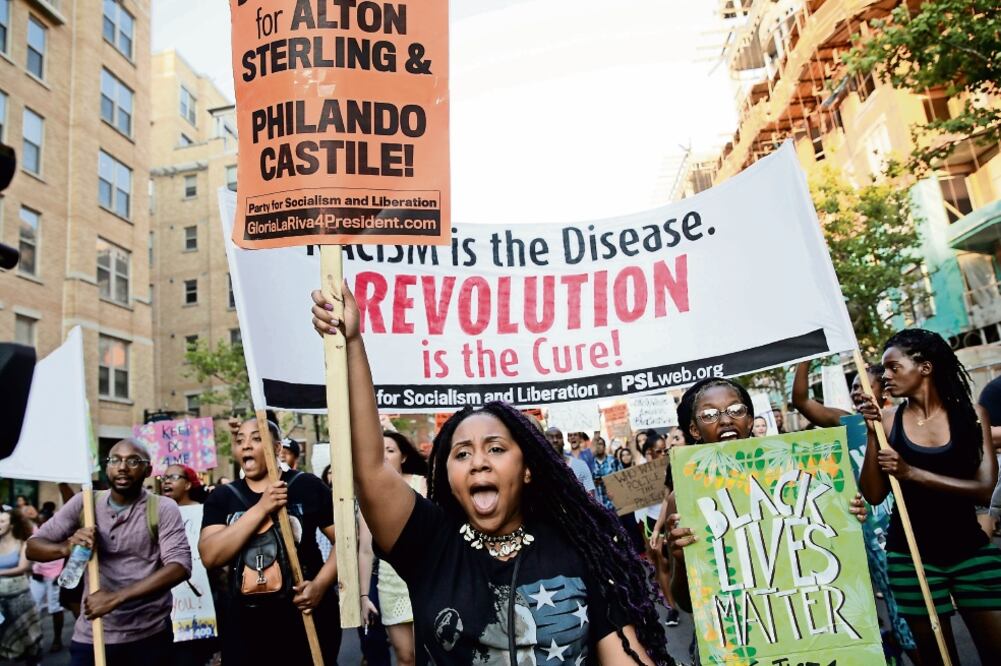 Manifestantes y miembros del movimiento Black Lives Matter, durante una protesta, ayer, en Washington, tras la muerte a manos de policías de Philando Castile, en Minnesota, y de Alton Sterling, en Baton Rouge (JOSHUA ROBERTS. REUTERS)