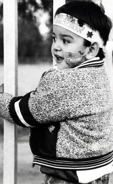 Un infante espera impaciente a que comience el espectáculo de Madonna en el Autódromo “Hermanos Rodríguez”. En la frente portó una banda de Michael Jackson y en el cachete tiene pintado el nombre de la cantante estadounidense. Foto: Oriana González/Archivo EL UNIVERSAL.