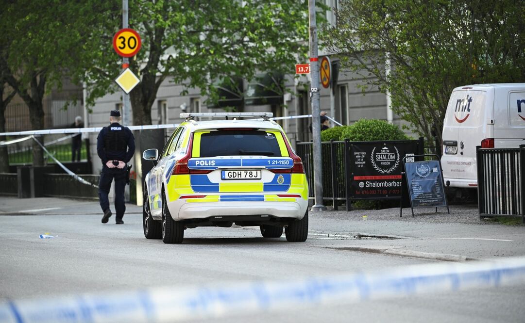 Policía patrulla en las inmediaciones de la plaza Vaksala en Uppsala, donde al menos tres personas han muerto en un tiroteo. Foto: EFE