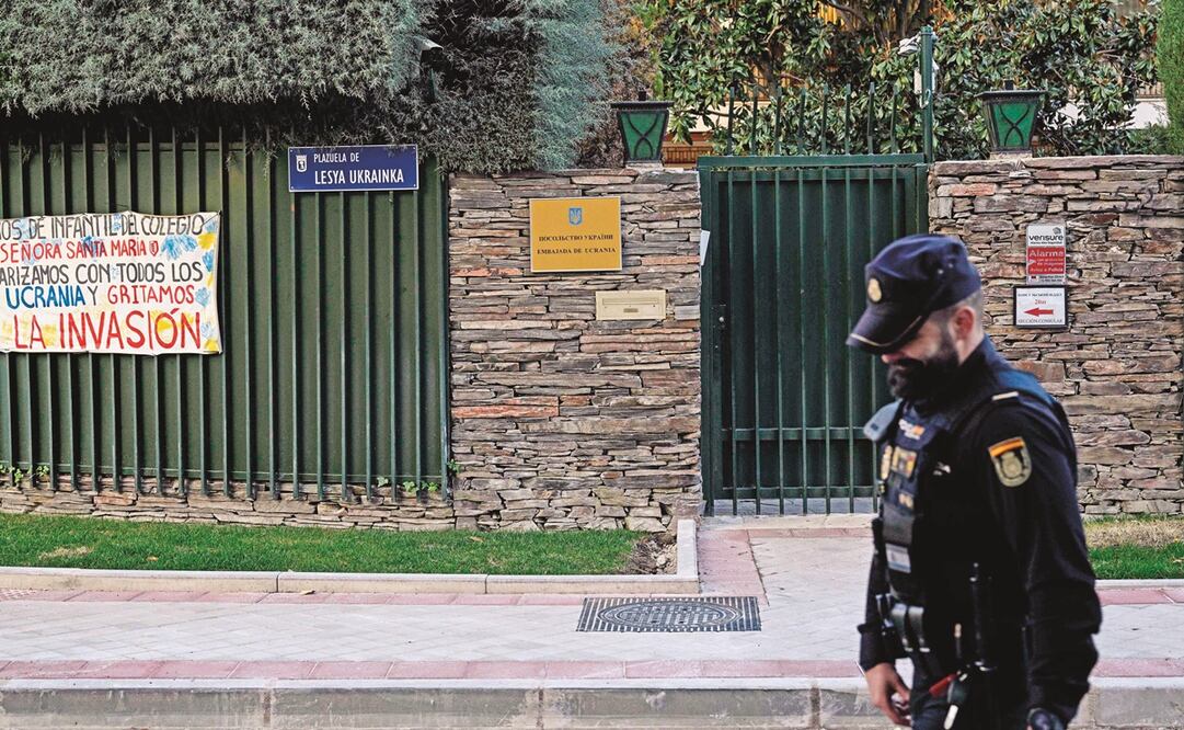 Un policía español, ayer junto a la Embajada de Ucrania en Madrid.Foto: Oscar del Pozo/ AFP