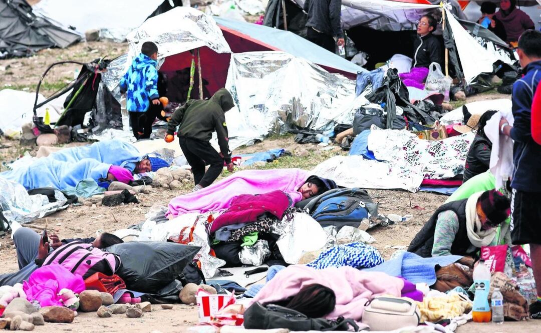 Migrantes esperan la oportunidad de solicitar asilo en Estados Unidos, en un campamento improvisado levantado en la frontera con México, Foto: Mario Tama / AFP