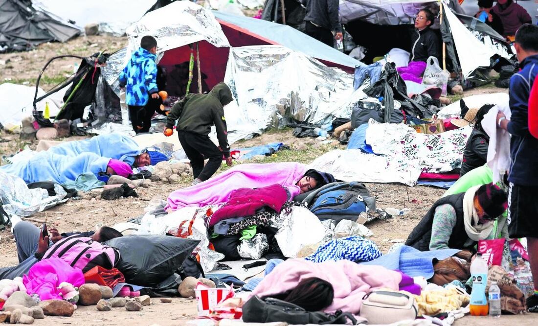 Migrantes esperan la oportunidad de solicitar asilo en Estados Unidos, en un campamento improvisado levantado en la frontera con México, Foto: Mario Tama / AFP