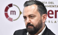 Arturo Ávila afirma que "Grandeza", libro de AMLO, le costó 100 pesos; entrega ejemplares a opositores