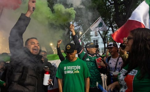 Afición mexicana se reúne en el Ángel para apoyar al Tri antes de enfrentar a Ecuador