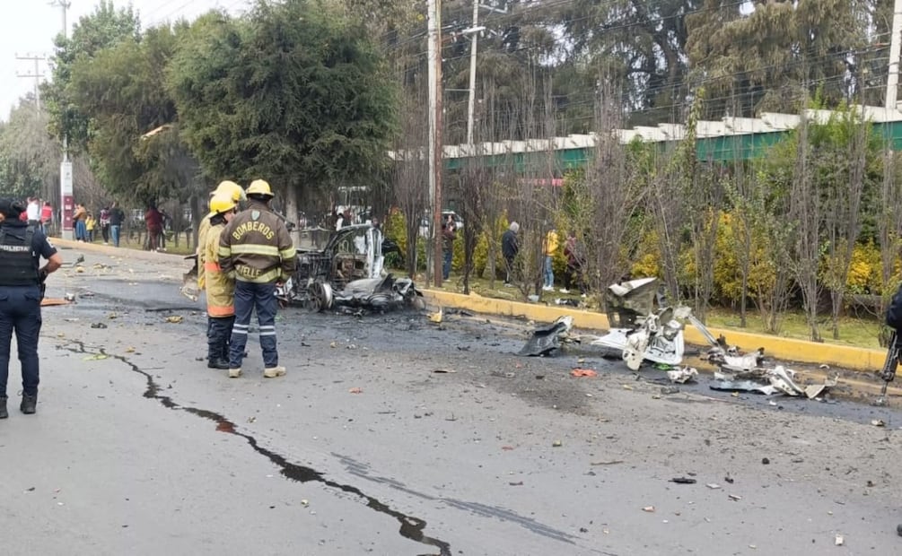 Taxi estalla por pirotecnia en la México–Toluca; vehículo queda calcinado y hay varios lesionados. Foto: Especial