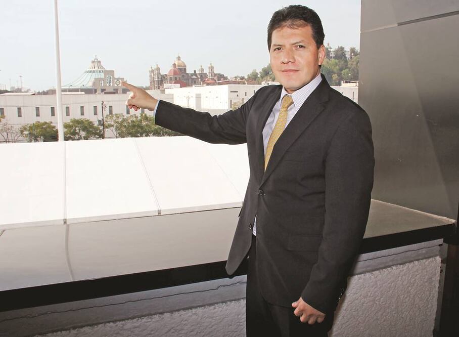 El delegado Víctor Hugo Lobo señala desde su oficina el templo de la Guadalupana, que el 13 de febrero será visitada por el Sumo Pontífice (AGUSTÍN SALINAS. EL UNIVERSAL)