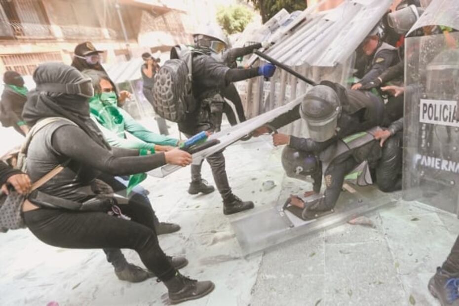 Policías frenan manifestación de feministas