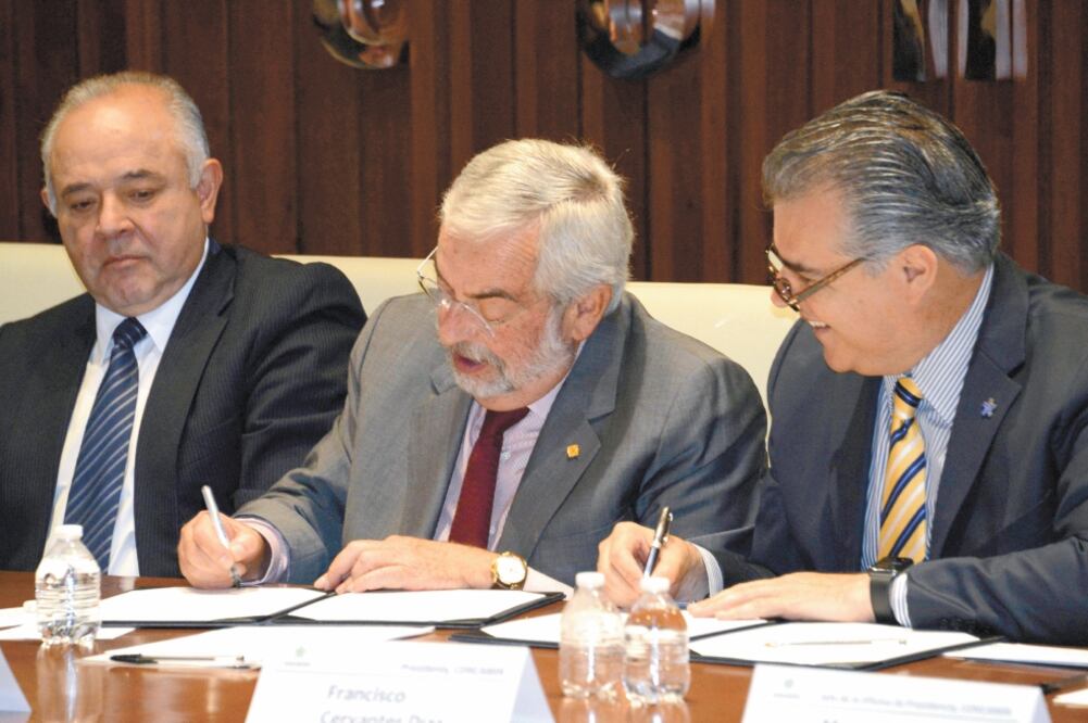 Tras la firma del convenio entre Concamin y la UNAM, Francisco Cervantes (der), líder industrial, dijo que los empresarios ven necesario construir Dos Bocas, pero en menor dimensión a la que plantea el Presidente. Foto: CORTESÍA
