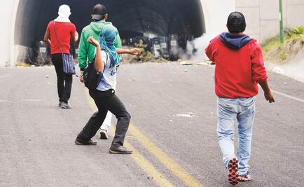 Enfrentan policías a normalistas en Tixtla