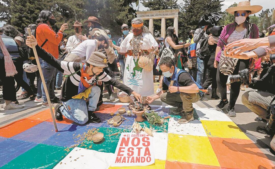 Manifestantes, en una jornada de protestas ayer en el Parque Nacional en Bogotá. Comunidades indígenas y estudiantes se sumaron a las acciones. Foto: Mauricio Dueñas/ EFE.