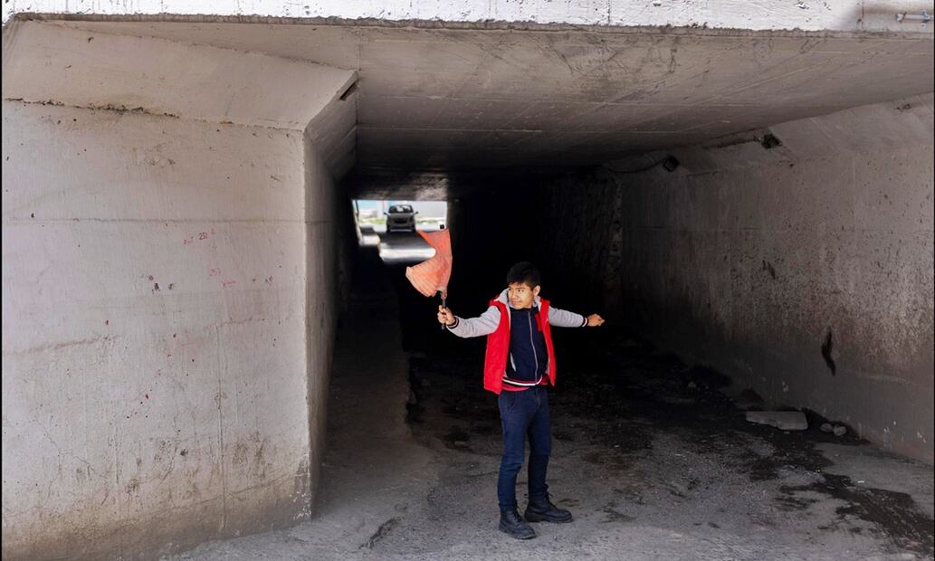 Los bajopuentes de la autopista México-Puebla, en el tramo de Iztapalapa a Los Reyes La Paz en ambos sentidos, lucen sumamente deteriorados y con poca iluminación en algún caso. Foto: Hugo Salvador / EL UNIVERSAL