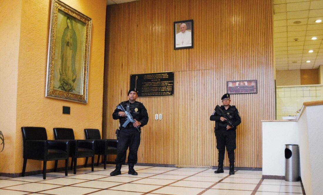 Elementos de seguridad vigilan las instalaciones de la Conferencia del Episcopado Mexicano, en la delegación Gustavo A. Madero, que sufrieron daños por una explosión registrada el martes pasado. (ALONSO ROMERO. EL UNIVERSAL)