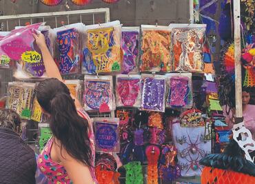 Día de Muertos “made in China” desplaza a comerciantes locales