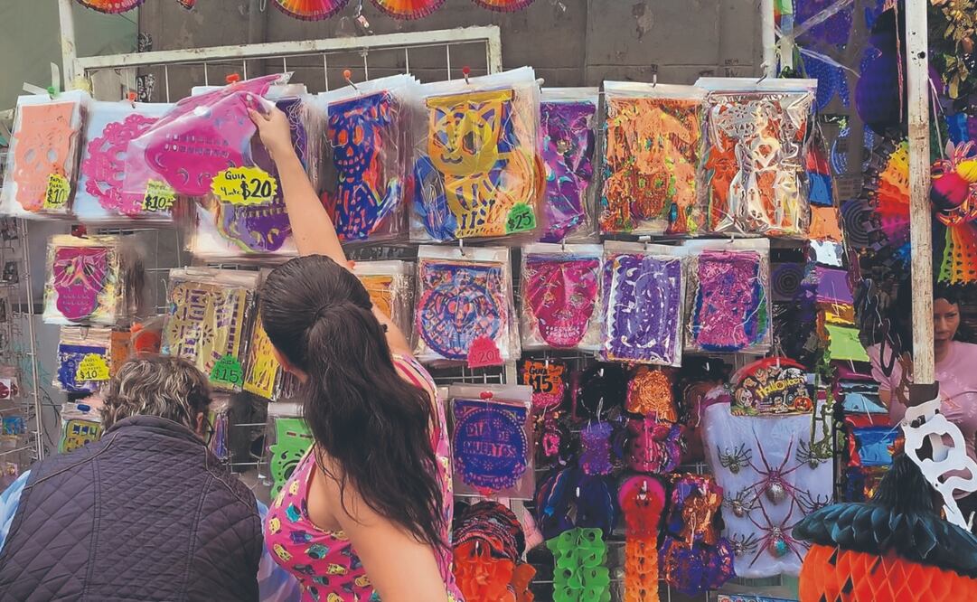 En el Centro se encuentra una gran variedad de productos para Día de Muertos como catrinas, calaveras y papel picado, pero hechos en China. Foto: de ALBERTO GONZÁLEZ. EL UNIVERSAL