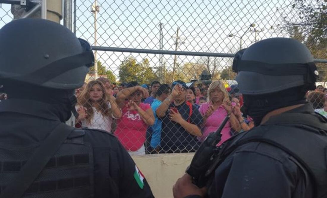 Concerned relatives surround the prison. (Photo: SPECIAL)