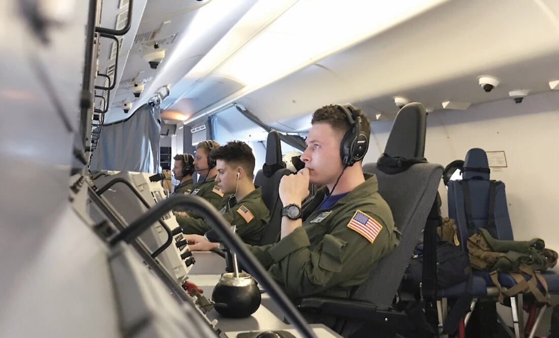 Elementos de Estados Unidos volaron ayer la aeronave P8-A Poseidon, como parte de las labores de rescate para localizar al submarino ARA San Juan. (CARLOS REYES. AFP)