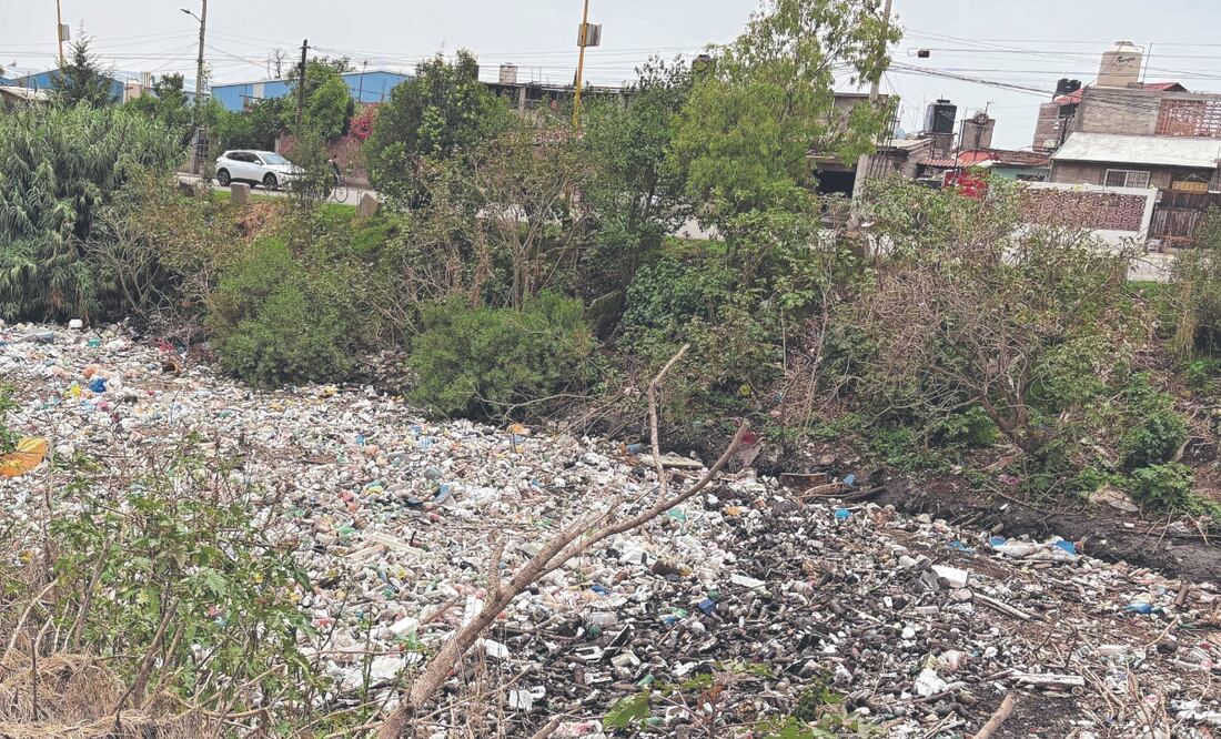 El canal está lleno de basura, hay hasta refrigeradores, dicen vecinos. Foto: Arturo Contreras/ EL UNIVERSAL