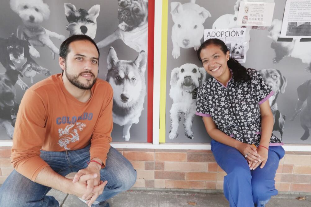 Los venezolanos Luis Gustavo Ontiveros y Eiralin Ramos dejaron su país por la crisis y hoy tienen una veterinaria en la Ciudad de México. (LUIS CORTÉS. EL UNIVERSAL)
