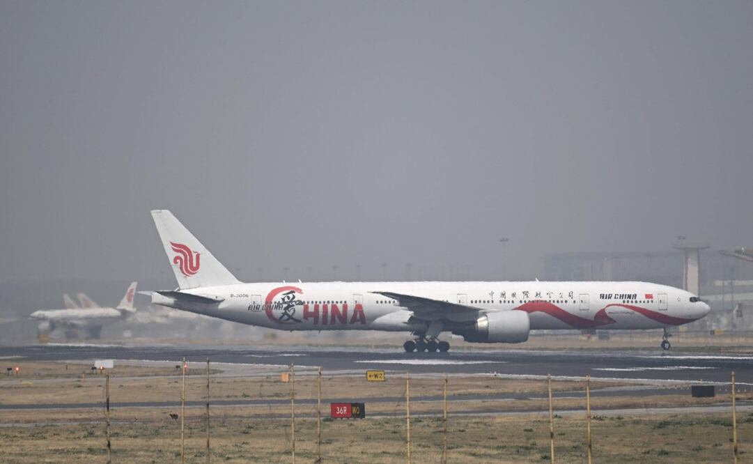 Un Boeing 777-300 de Air China rodando en el Aeropuerto Internacional de Beijing el 10 de abril de 2025. Foto: AFP