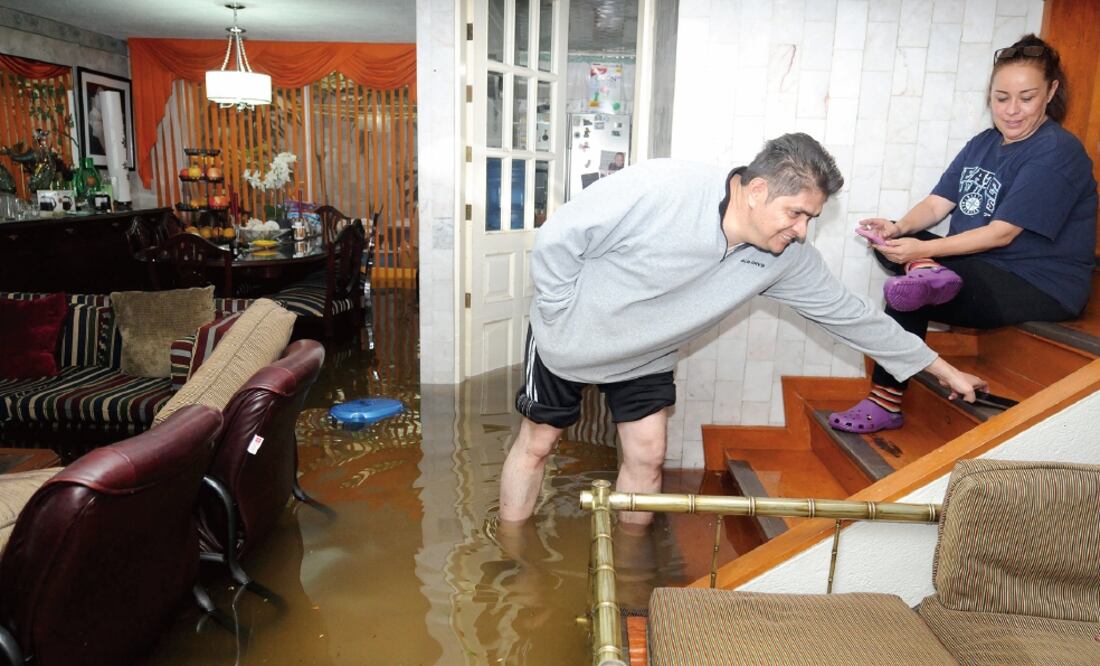 Los vecinos de Prados Coapa, en Tlalpan, no tuvieron tiempo de reaccionar: más de 500 policías de la Secretaría de Seguridad Pública llegaron a la zona para auxiliar a los colonos y trasladarlos a espacios secos. (ARMANDO MARTÍNEZ. EL UNIVERSAL)