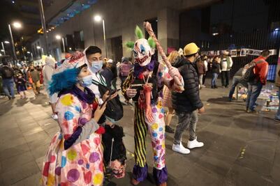 Sin cubrebocas ni caretas, piden "calaverita" en el centro de la CDMX