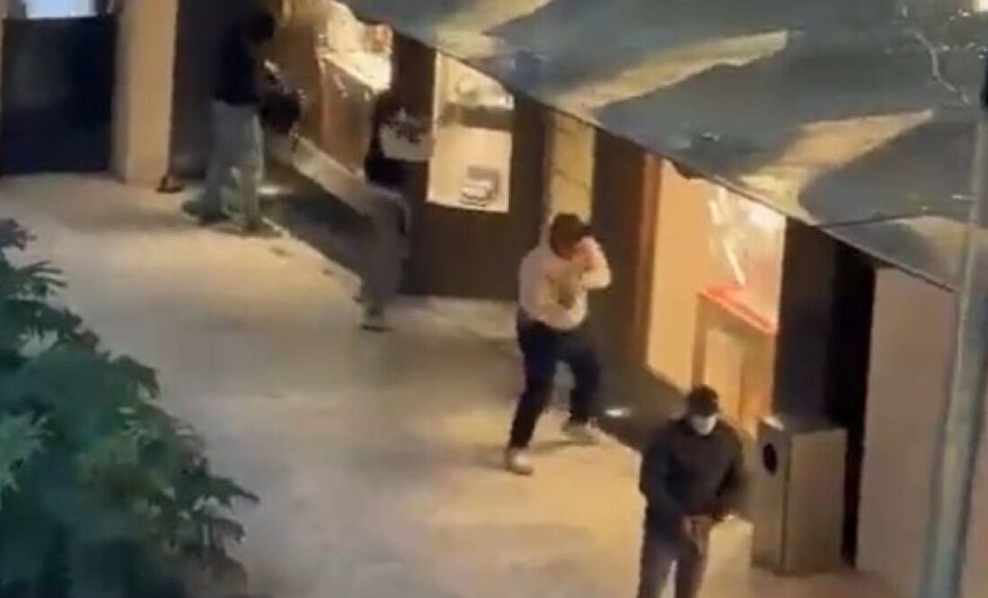 Momento exacto en joyería de Plaza Antara. Foto: Especial