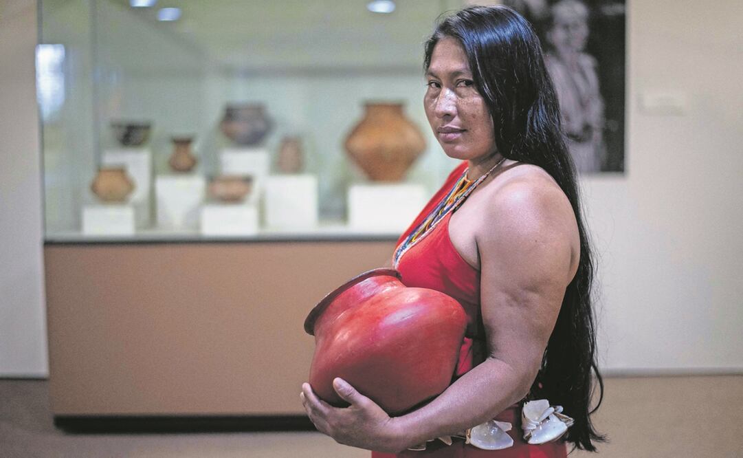 Una mujer awajún de Perú muestra la cerámica tradicional de su pueblo en el Ministerio de Cultura de Lima. Foto: Ernesto Benavides. AFP