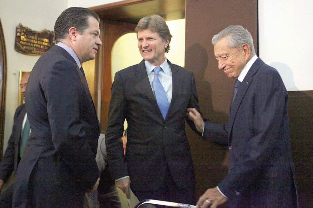 Miguel Alemán Magnani, Enrique de la Madrid Cordero y Miguel Alemán Velasco, durante la presentación del informe de actividades correspondiente a 2015 de la Fundación Miguel Alemán Valdés (LUCÍA GODÍNEZ. EL UNIVERSAL.)