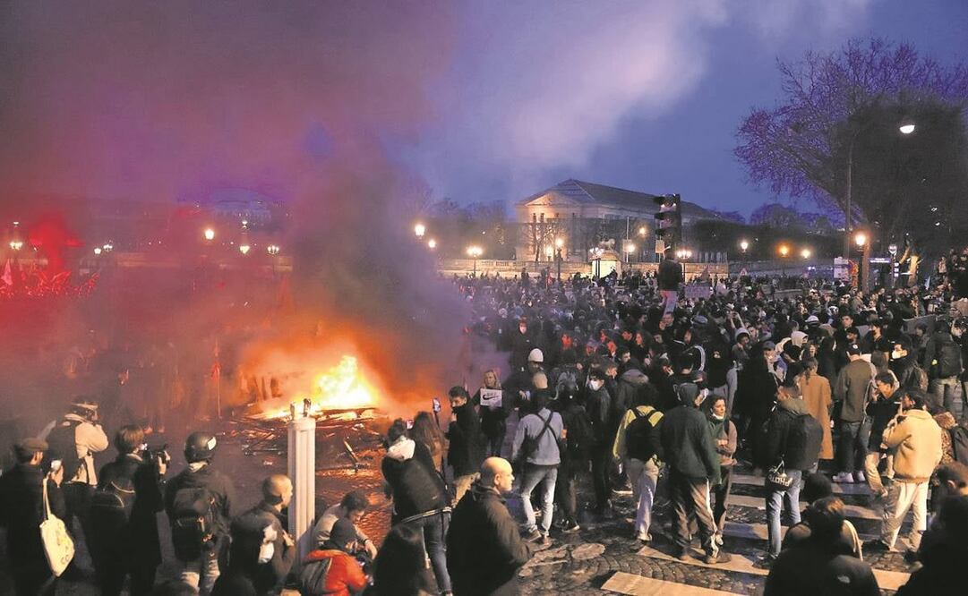 Opositores a la reforma de pensiones se manifiestan en la Plaza de la Concordia cerca de la Asamblea Nacional en París. Foto: Thomas Padilla/AP