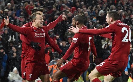 Liverpool vence al Manchester United y asegura el liderato