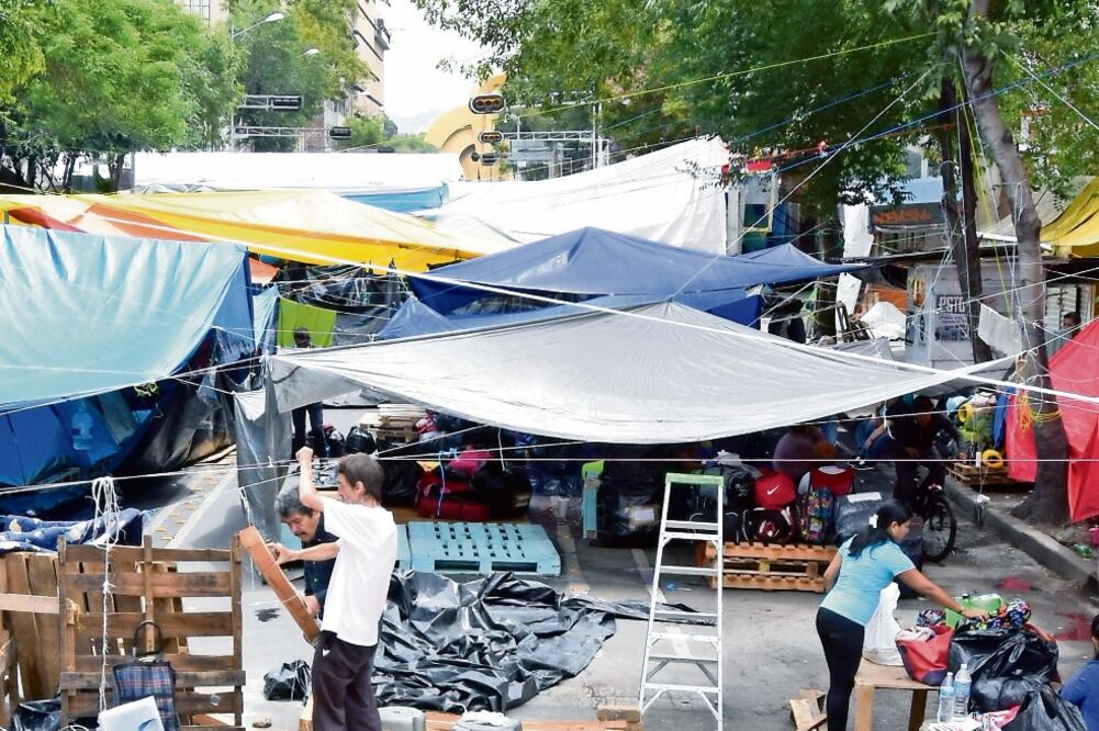 Este miércoles, integrantes de la CNTE quitaron el plantón que se ubicaba en la calle de Bucareli, cerca de la Secretaría de Gobernación. Foto: ARMANDO MONRROY. CUARTOSCURO