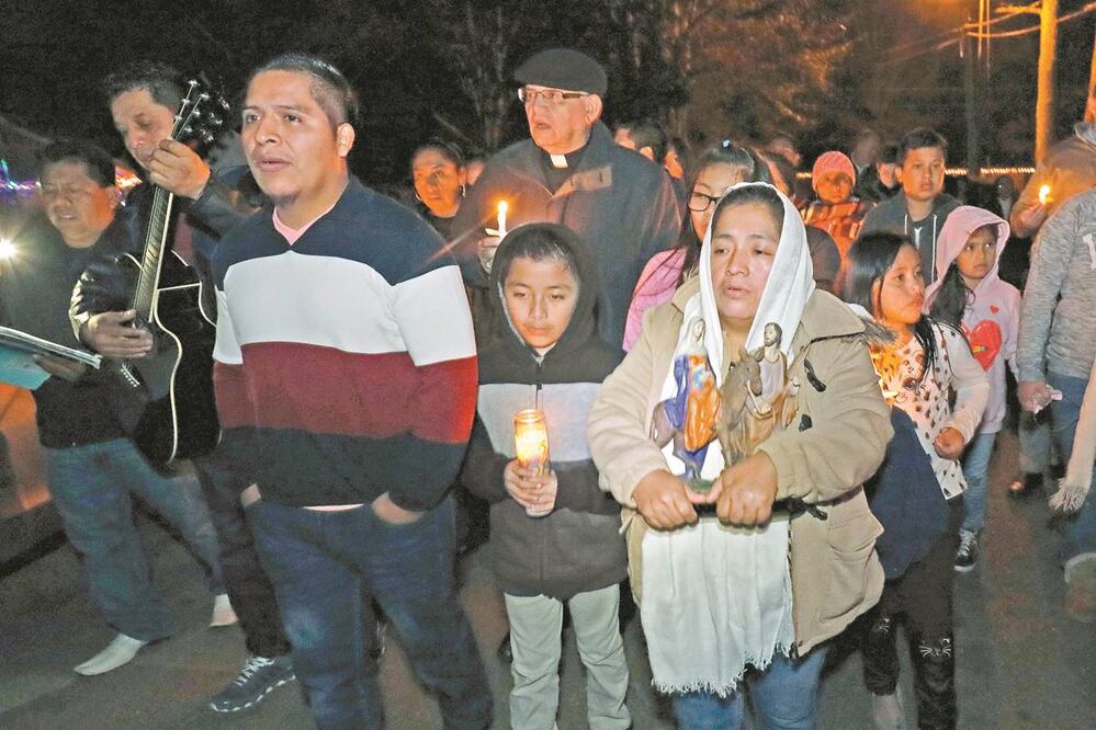Feligreses de la iglesia St. Anne, en Mississippi, en una posada. La actividad fue tras una conferencia con migrantes afectados por las redadas en EU. Foto/ROGELIO V. SOLIS. AP