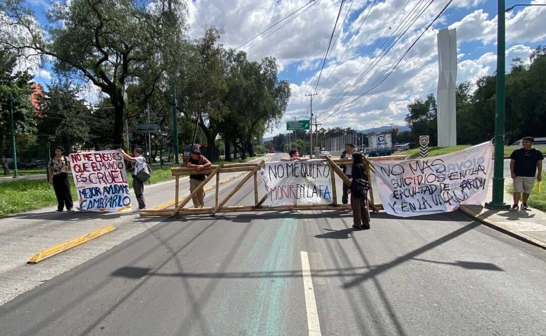 Estudiantes de la Facultad de Arquitectura, UNAM realizan bloqueo; exigen diálogo con autoridades universitarias.
Foto: Juan Carlos Williams.
