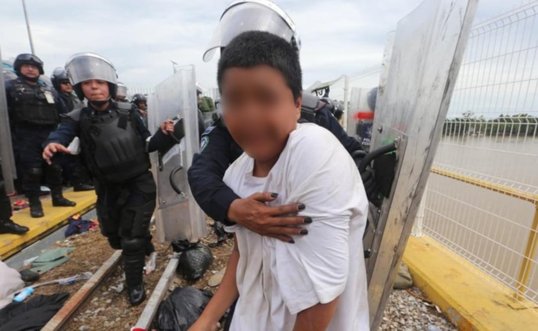 Mario fue uno de los primeros en cruzar la frontera entre Guatemala y México en medio de un gran despliegue policial. Foto: Jorge Carballo/Milenio Diario