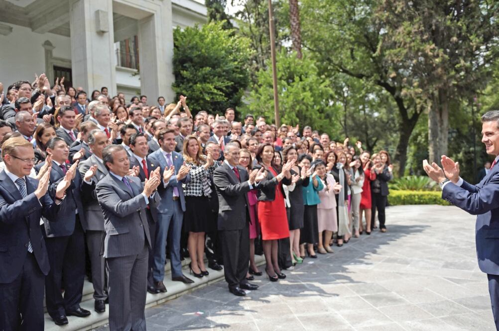 El presidente Enrique Peña Nieto recibió en la residencia oficial de Los Pinos a los casi 250 diputados federales electos del PRI y del Verde Ecologista, encabezados por Manlio Fabio Beltrones, César Camacho y Arturo Escobar (ESPECIAL)