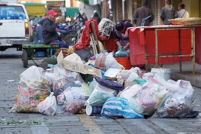 Comerciantes de Oaxaca cierran calles del Centro Histórico con basura