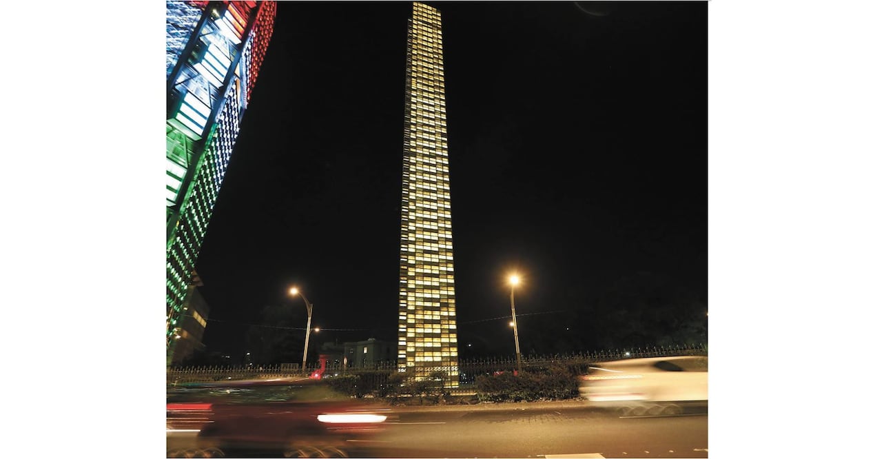 La “Estela de Luz” fue un proyecto concursado y decidido por un jurado designado entre los gobiernos federal y de la capital. Foto/ARCHIVO EL UNIVERSAL