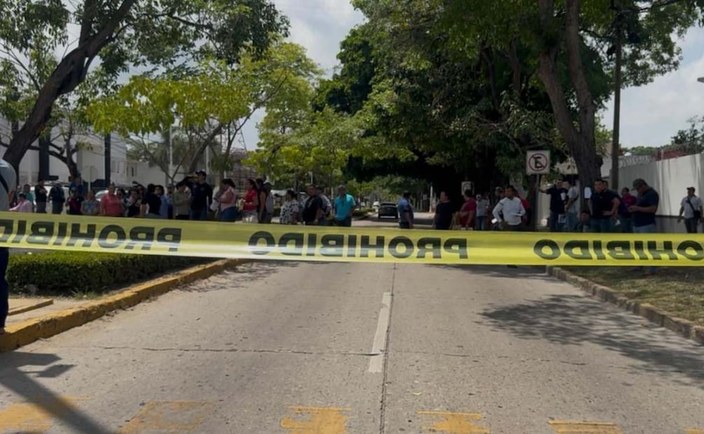 Trabajadores de la Fiscalía bloquean avenida en Tabasco; revisarán bajas por control y confianza.
Foto: Especial.