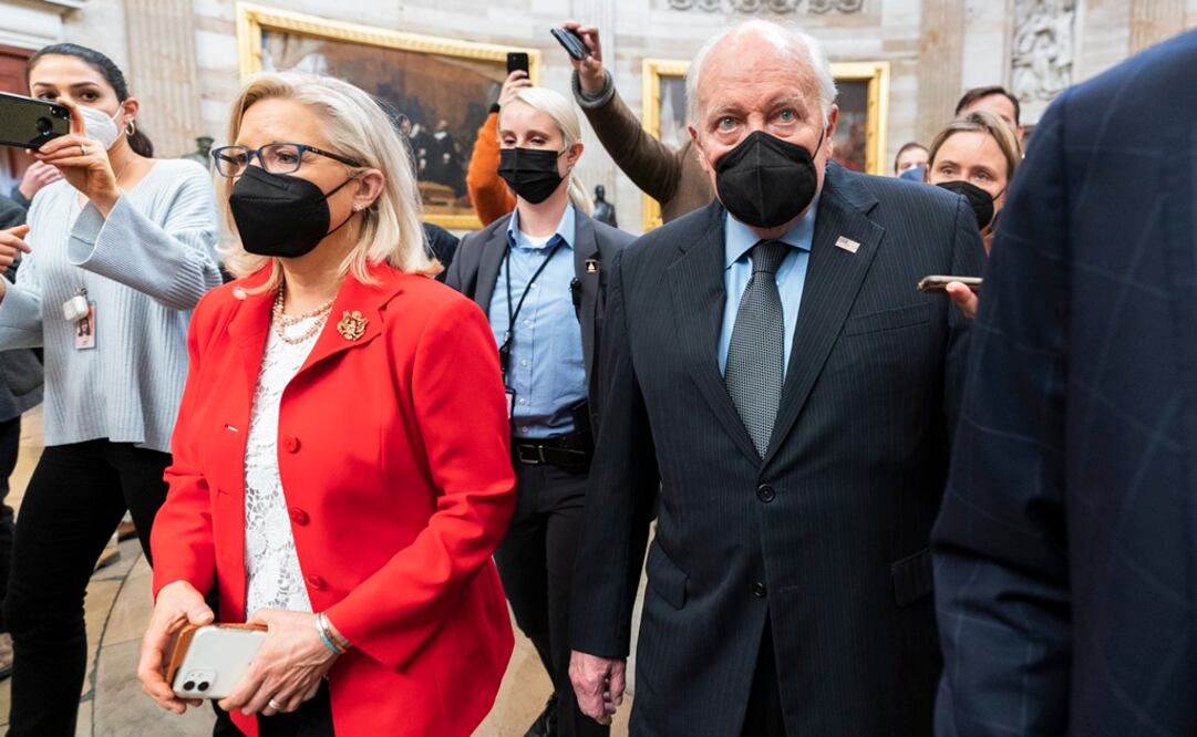 Ex vicepresidente Dick Cheney camina con su hija, la representante Liz Cheney, republicana de Wyoming. Foto: AP