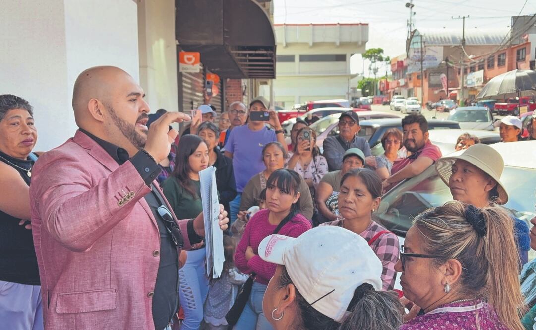 El abogado Iván Fuentes informó a los habitantes de El Paraje sobre el acuerdo alcanzado. Foto: de ARTURO CONTRERAS. EL UNIVERSA