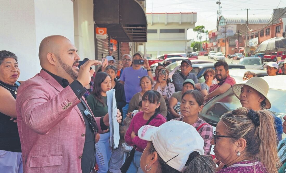 El abogado Iván Fuentes informó a los habitantes de El Paraje sobre el acuerdo alcanzado. Foto: de ARTURO CONTRERAS. EL UNIVERSA